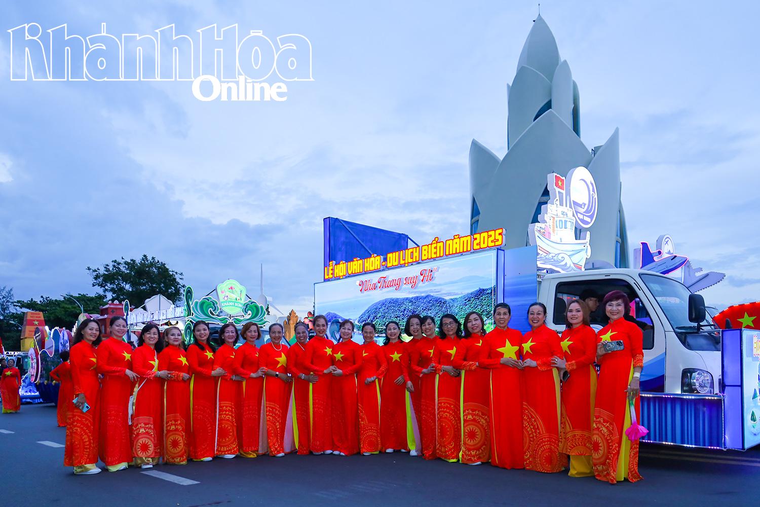 មនុស្ស​ម្នា​ថត​រូប​ជាមួយ​នឹង​ក្បួន​ដង្ហែ​អណ្តែត។