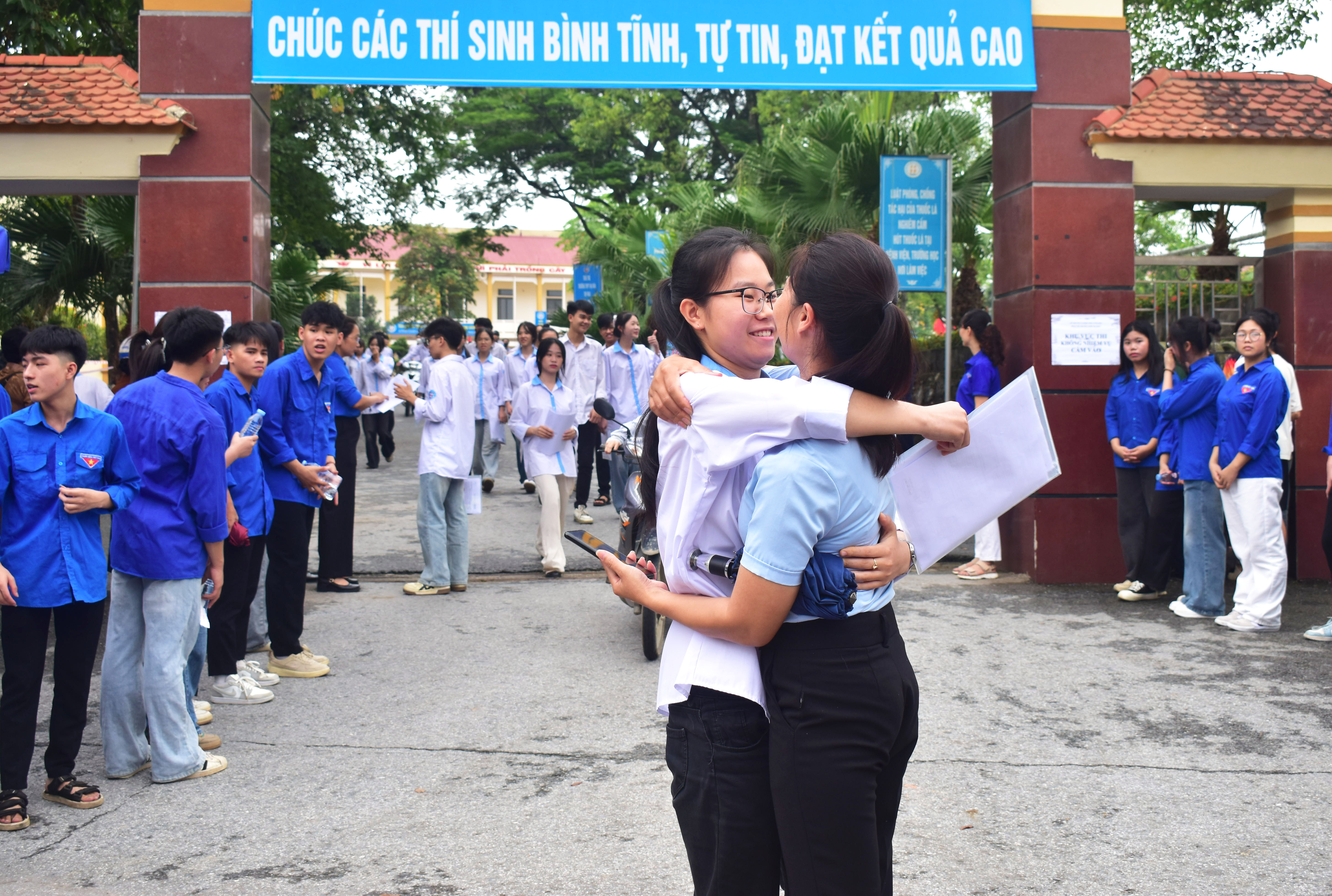 Những hình ảnh đẹp trong thi đầu tiên Kỳ thi tốt nghiệp THPT năm 2025