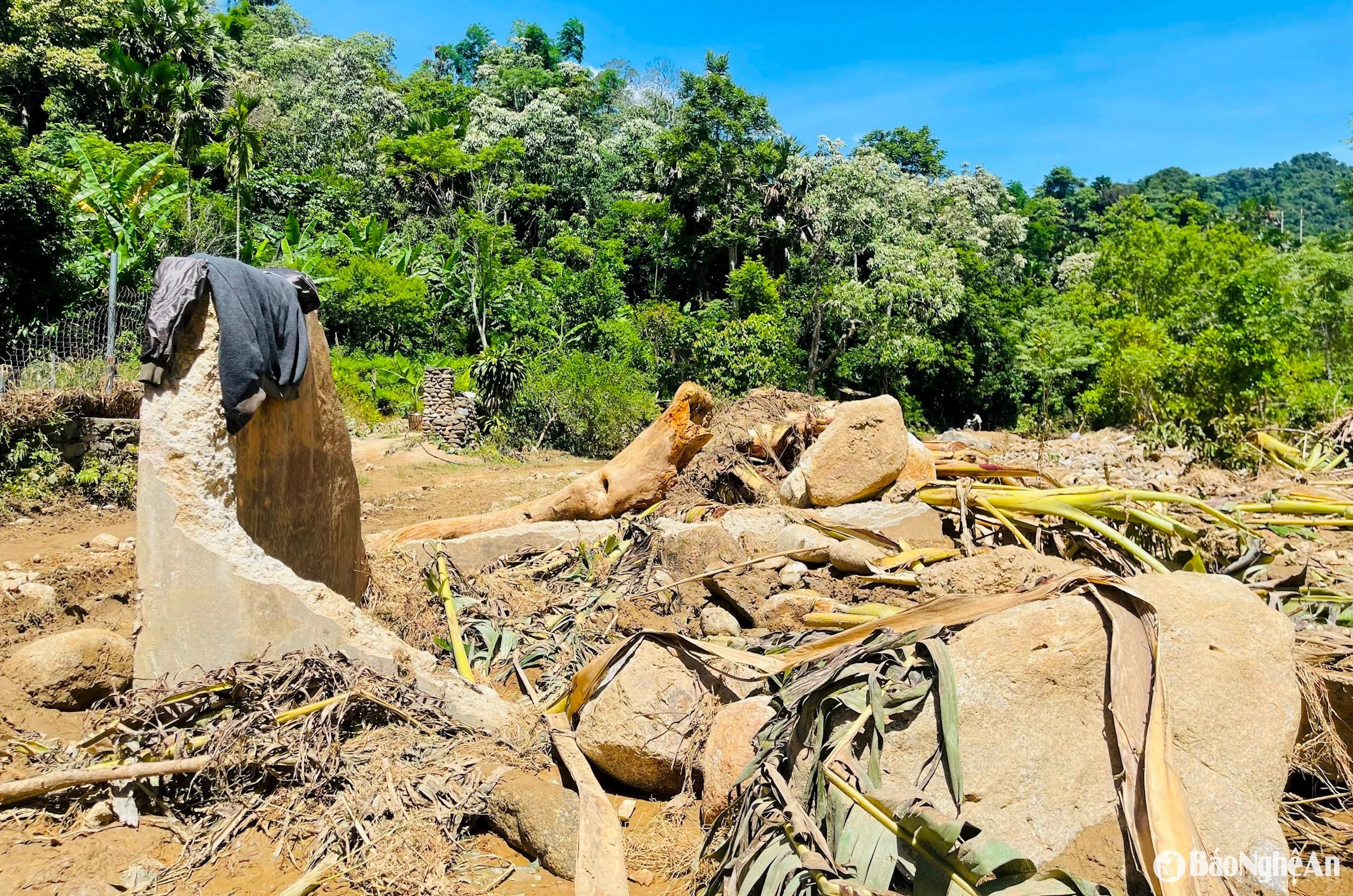 There is a centralized water tank for local people, but it has been completely destroyed by large rocks and cannot be restored. Photo: Q.A