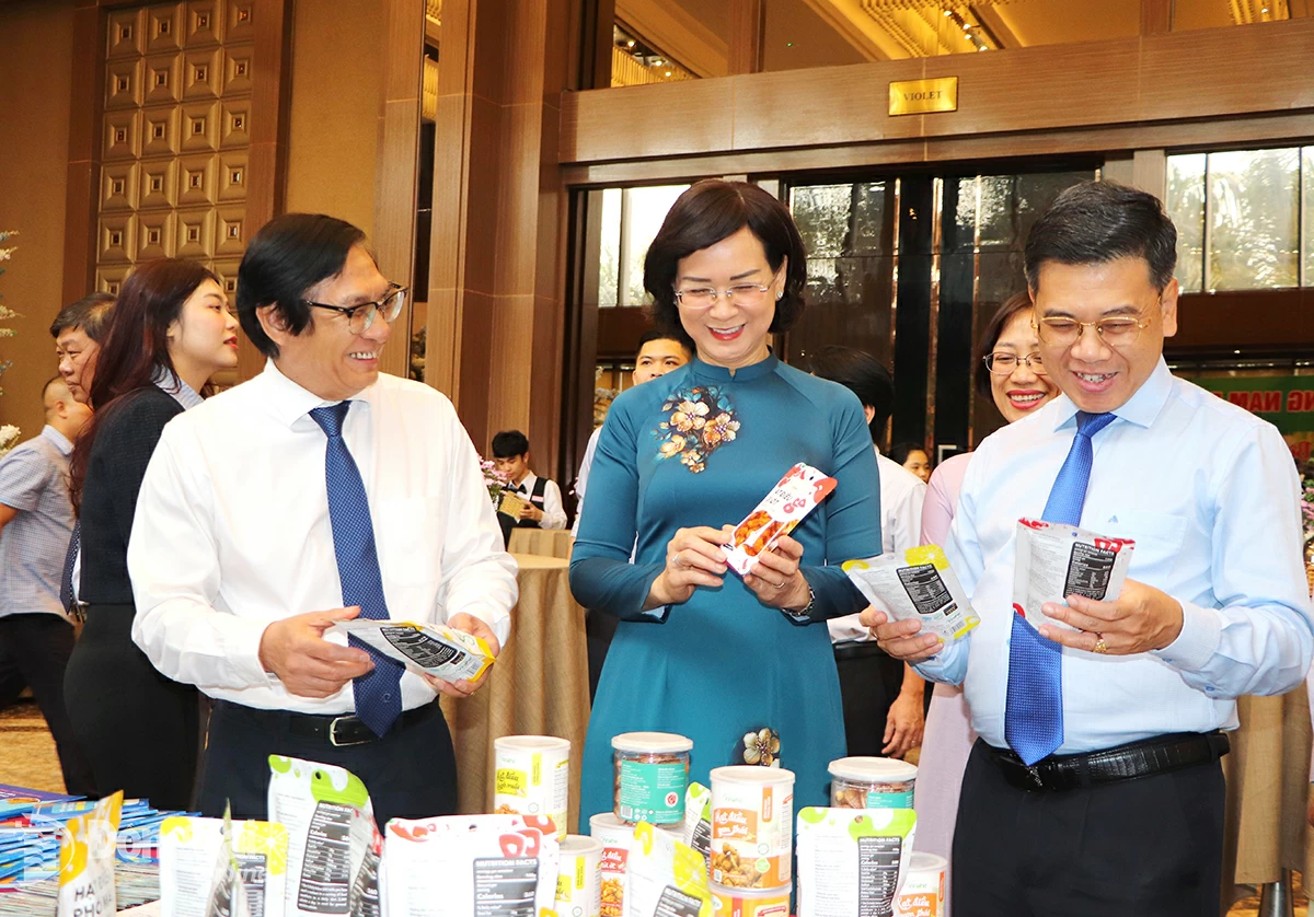 Le vice-président du Comité populaire provincial de Dong Nai, Nguyen Son Hung (couverture gauche), et le vice-président du Comité populaire provincial de Binh Phuoc, Tran Tuyet Minh, visitent le stand touristique lors de la Conférence d'examen des liens touristiques du Sud-Est à Dong Nai en 2025. Photo : Ngoc Lien